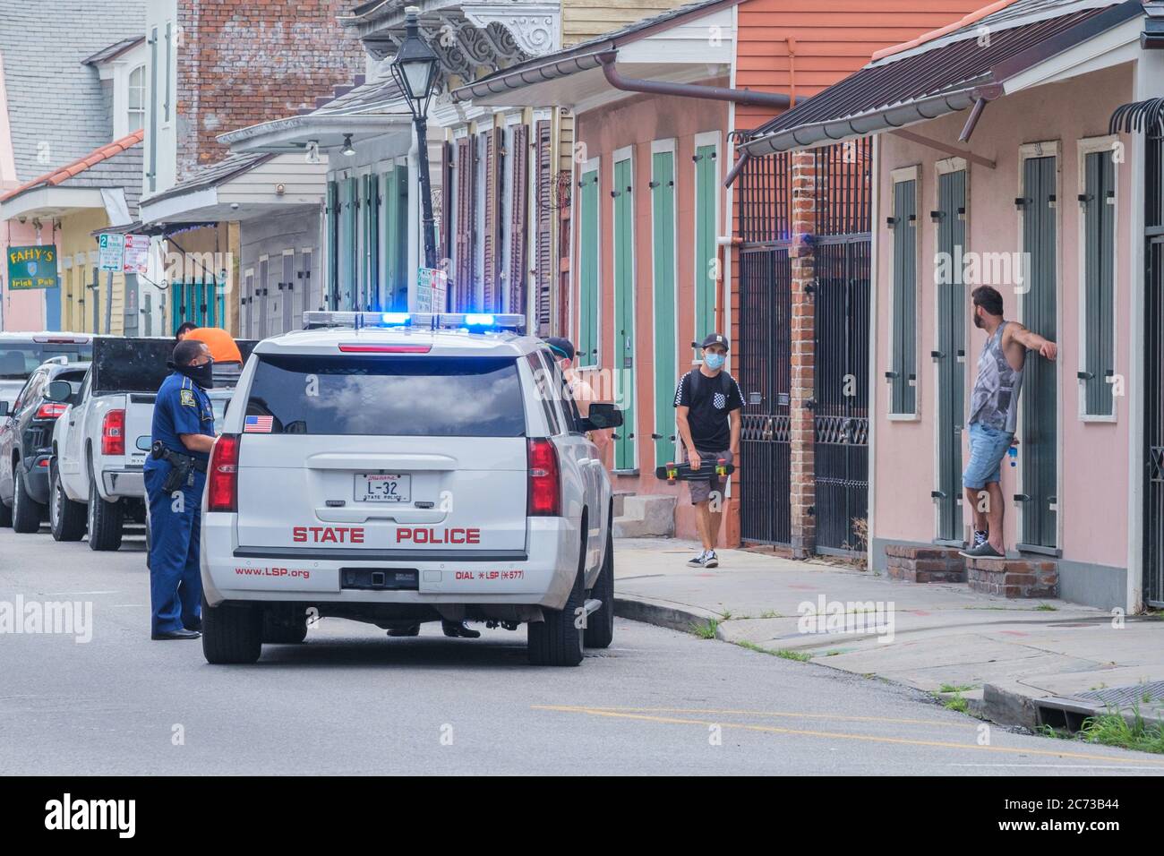 Nouvelle-Orléans, Louisiane/Etats-Unis - 7/8/2020: Voiture de police d'État tirée dans le quartier français pour faire une arrestation, avec des spectateurs Banque D'Images