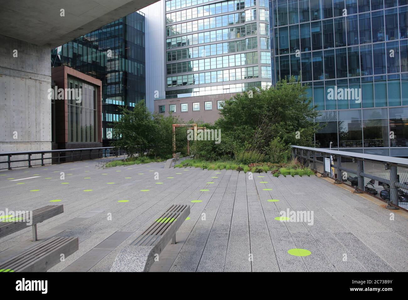 High Line Park à Manhattan rouvre ses portes au public le 16 juillet avec une capacité limitée, des règles de distance sociale en place et l'obligation pour les visiteurs de porter des masques. Les cercles verts sur les passerelles aident les visiteurs à garder six pieds à l'écart. Le parc avait été fermé depuis mars pendant l'isolement de la pandémie de coronavirus. New York, États-Unis juillet 2020 Banque D'Images