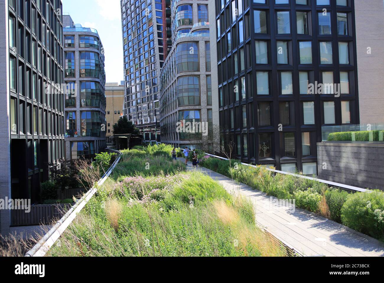 High Line Park à Manhattan rouvre ses portes au public le 16 juillet avec une capacité limitée, des règles de distance sociale en place et l'obligation pour les visiteurs de porter des masques. Les cercles verts sur les passerelles aident les visiteurs à garder six pieds à l'écart. Le parc avait été fermé depuis mars pendant l'isolement de la pandémie de coronavirus. New York, États-Unis juillet 2020 Banque D'Images