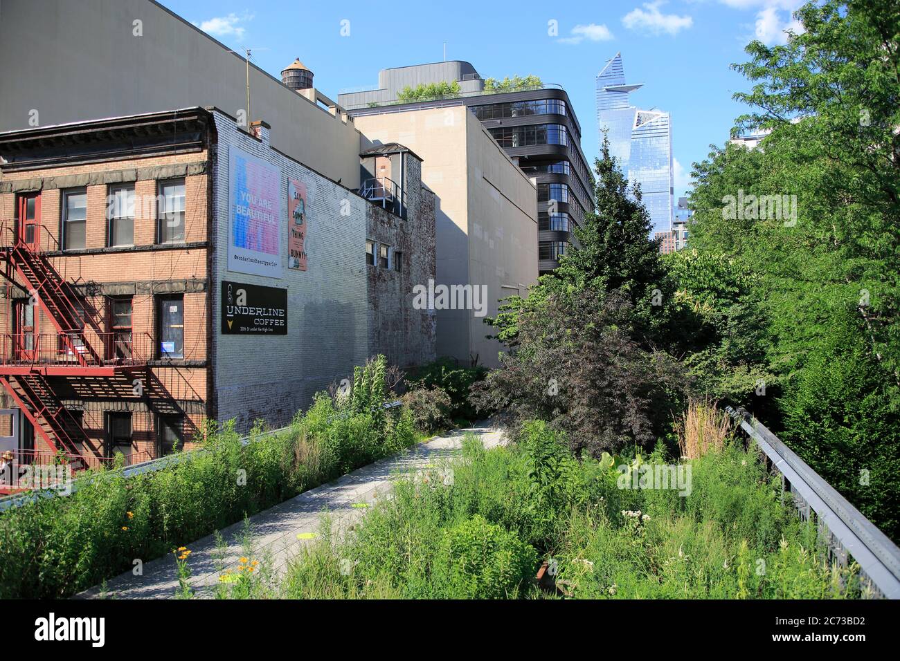 High Line Park à Manhattan rouvre ses portes au public le 16 juillet avec une capacité limitée, des règles de distance sociale en place et l'obligation pour les visiteurs de porter des masques. Les cercles verts sur les passerelles aident les visiteurs à garder six pieds à l'écart. Le parc avait été fermé depuis mars pendant l'isolement de la pandémie de coronavirus. New York, États-Unis juillet 2020 Banque D'Images