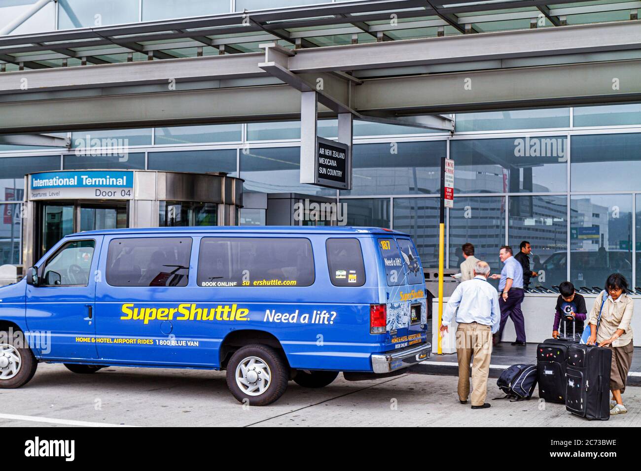 San Francisco California, aéroport international, SFO, extérieur, devant, entrée, transport terrestre, Super Shuttle, minibus bleu, homme hommes homme adulte adu Banque D'Images