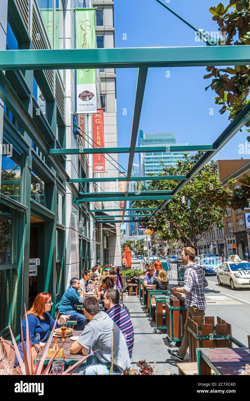 San Francisco California, Mission Street, centre-ville, scène de rue, le Grove Cafe Yerba Buena, terrasse extérieure trottoir à l'extérieur tables, salle à manger, rue, table, hommes Banque D'Images