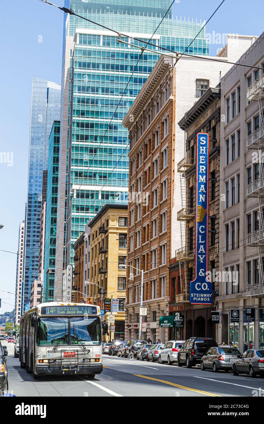 San Francisco California, Mission Street, centre-ville, scène de rue, trolleybus, bus électrique, bus, transports en commun, câbles aériens, Sherman Clay & Co, bus historique Banque D'Images