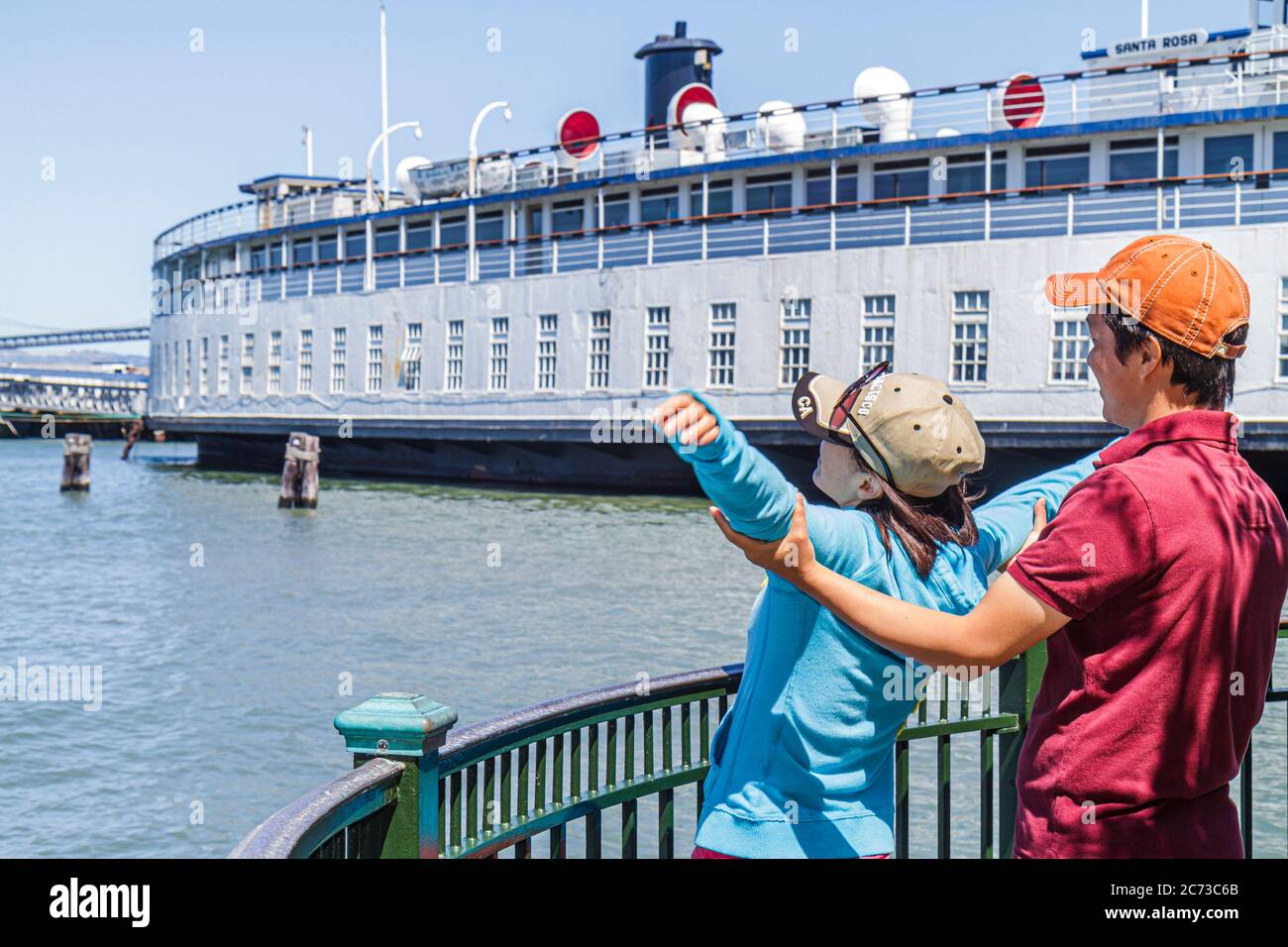 San Francisco California, l'Embarcadero, l'eau de la baie de San Francisco, Pier 3, Hornblower Cruises, ferryboat historique Santa Rosa, 1927, balustrade, Asiatiques eth Banque D'Images