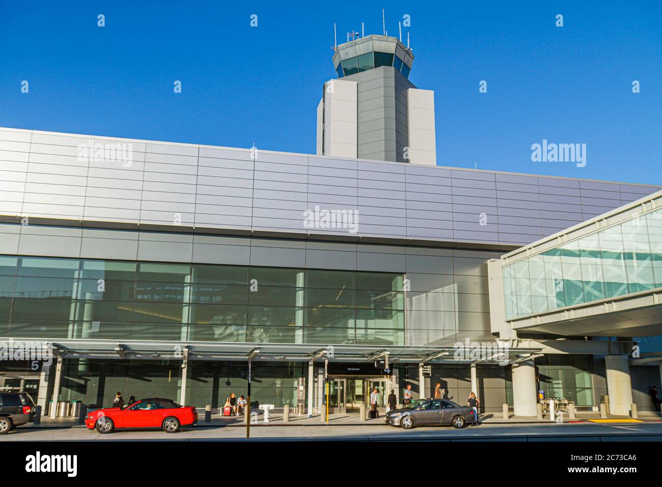 San Francisco California,San Francisco International Airport,SFO,aviation,terminal,extérieur,avant,entrée,design,tour de contrôle,moderne,dépôt de Banque D'Images