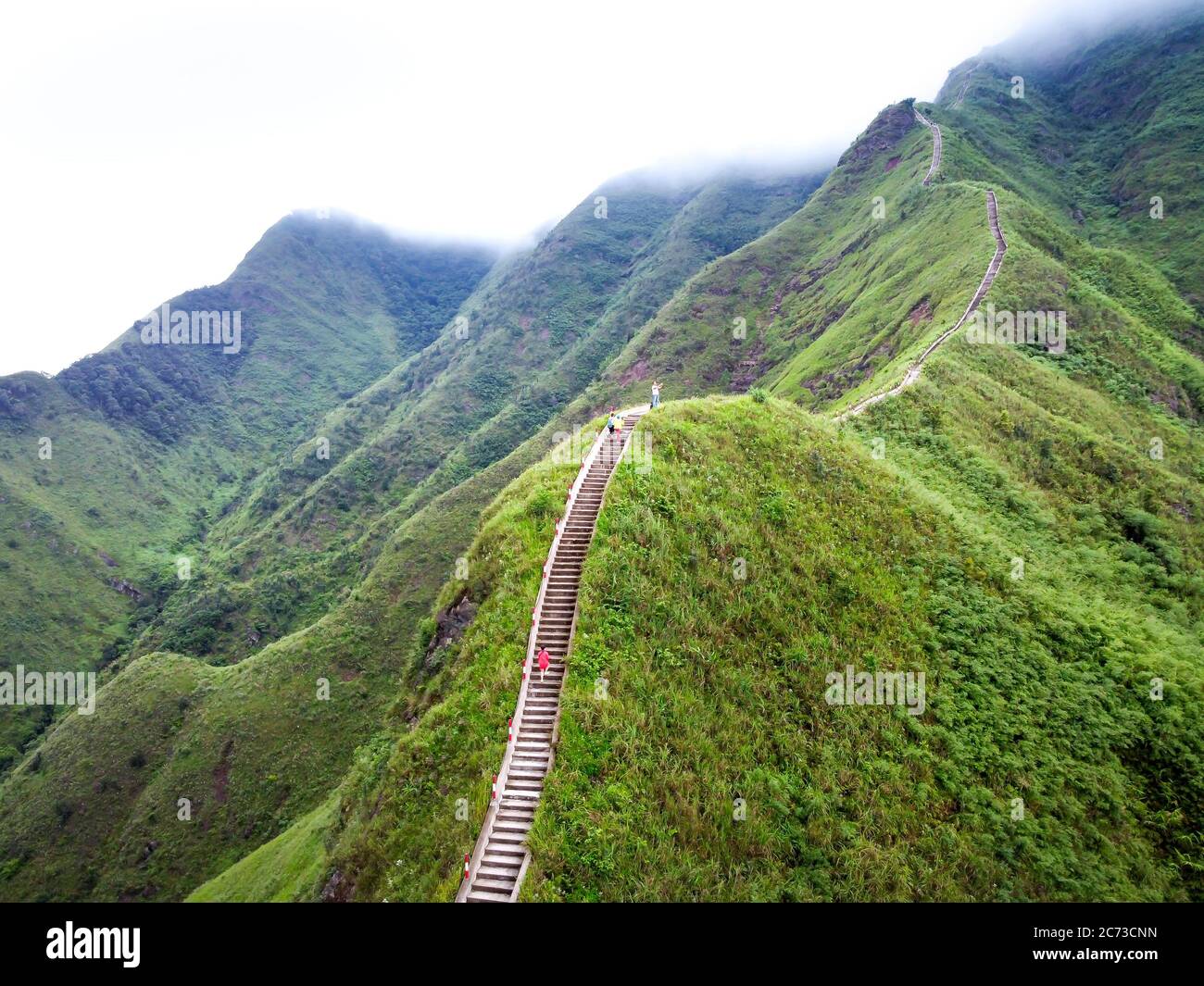 Quartier de Binh Lieu, province de Quang Ninh, Vietnam - 4 juillet 2020 : les escaliers menant à un sommet d'une haute montagne, où il y a un point de repère 1305 delim Banque D'Images