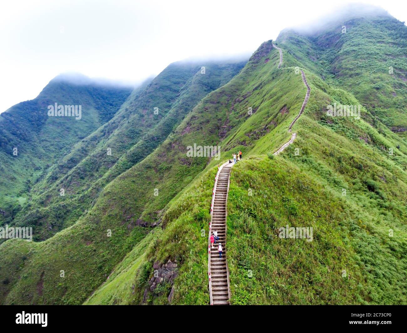 Quartier de Binh Lieu, province de Quang Ninh, Vietnam - 4 juillet 2020 : les escaliers menant à un sommet d'une haute montagne, où il y a un point de repère 1305 delim Banque D'Images