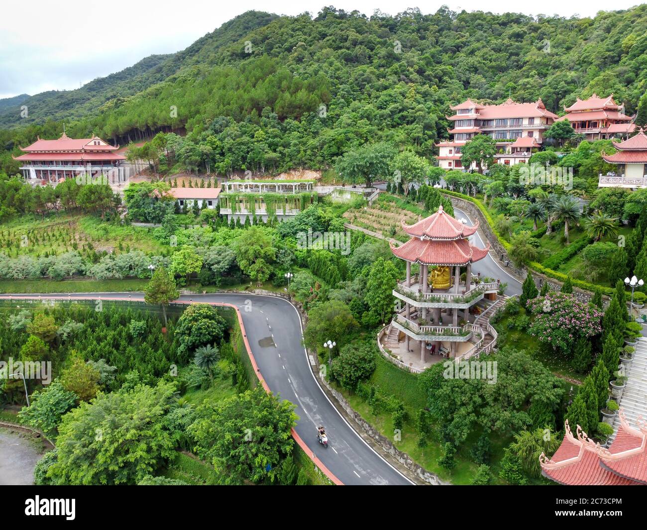 Pagode CAI Bau, province de Quang Ninh, Vietnam - 5 juillet 2020 : photo de la Pagode CAI Bau surplombant la baie d'Ha long. Ha long Bay est un Heritag naturel du monde Banque D'Images