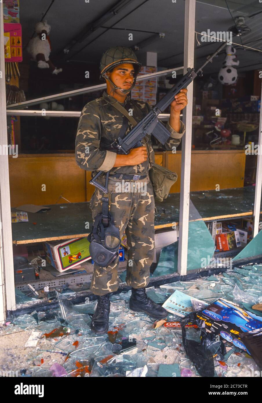 CARACAS, VENEZUELA, MARCH1989 - un soldat de l'armée vénézuélienne qui garde le magasin pillé pendant l'état d'urgence à Caracas, connu sous le nom de Caracazo. Banque D'Images