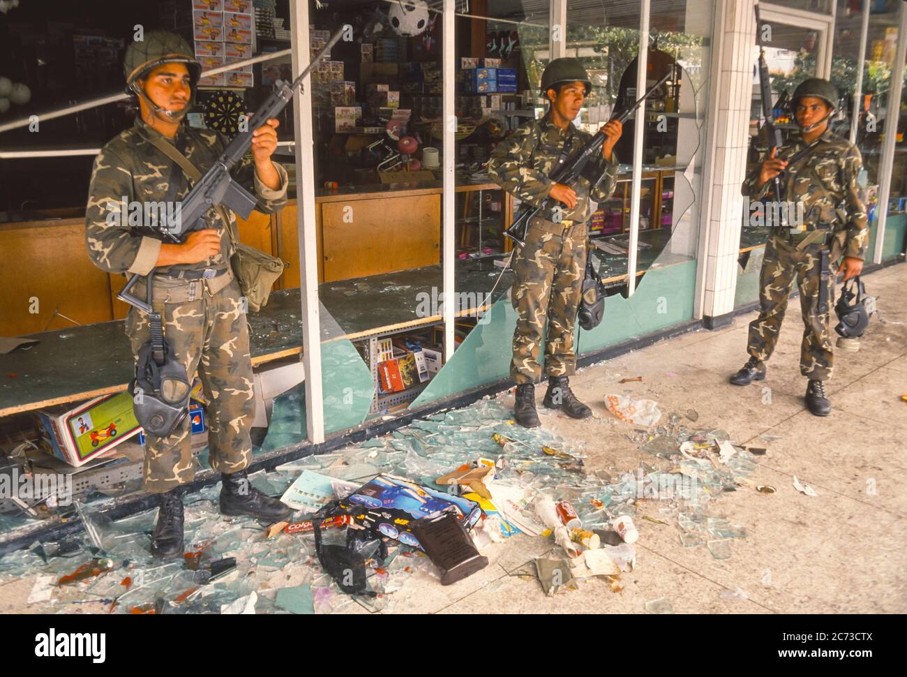 CARACAS, VENEZUELA, MARCH1989 - les soldats de l'armée vénézuélienne gardent le magasin pillé pendant l'état d'urgence à Caracas, connu sous le nom de Caracazo. Banque D'Images