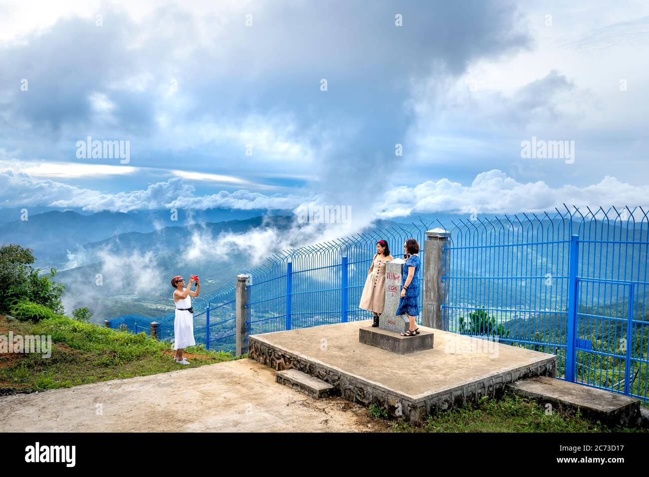 District de Binh Lieu, province de Quang Ninh, Vietnam - 3 juillet 2020 : les touristes visitent la clôture frontalière et le monument de 1326 qui délimite la frontière entre Banque D'Images