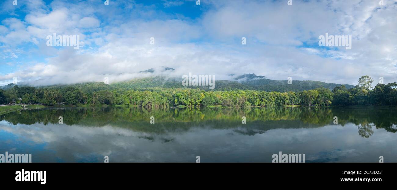 Panorama montagne verte avec reflet de l'eau dans l'eau du lac Banque D'Images