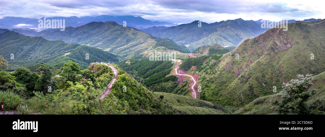 Image panoramique de la région des montagnes Binh Lieu dans la province de Quang Ninh, dans le nord-est du Vietnam. C'est la région frontalière du Vietnam - Chine Banque D'Images