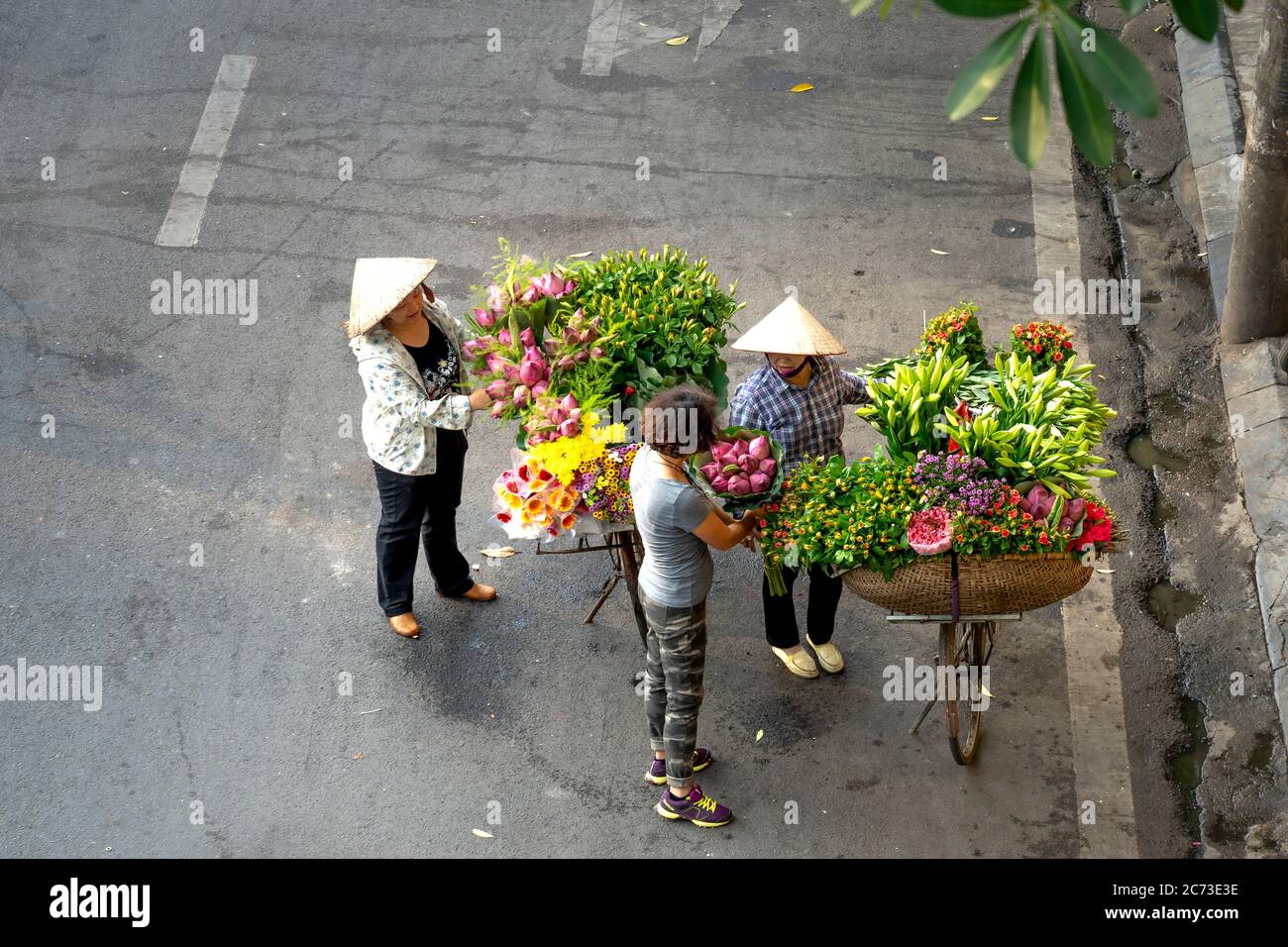 Province de Nghe an, Vietnam - 31 juillet 2020 : une touriste se tient près d'un vieux puits dans la province de Nghe an, Vietnam Banque D'Images