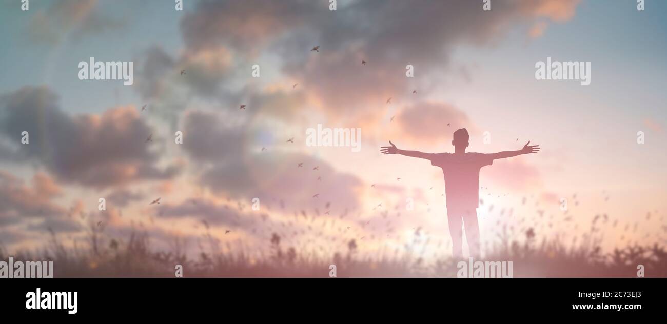 Un homme heureux lève la main culte Dieu dans la vue du matin. Prière de l'esprit chrétien louange sur fond de vendredi Saint. Autonomisation des hommes en matière de confiance en soi dans la mission Banque D'Images