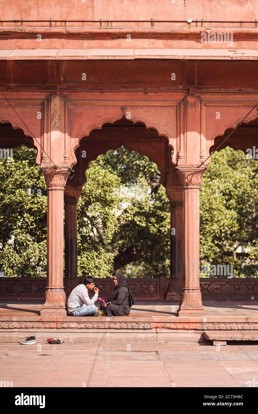 New Delhi / Inde - 19 février 2020 : les croyants musulmans et les touristes dans la belle cour de Jama Masij Banque D'Images