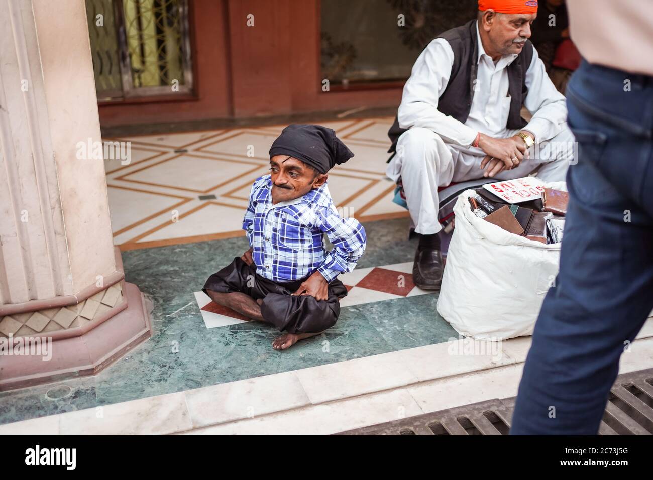 New Delhi / Inde - 18 février 2020 : un homme avec nanisme supplie pour de l'argent dans la rue Delhi Banque D'Images