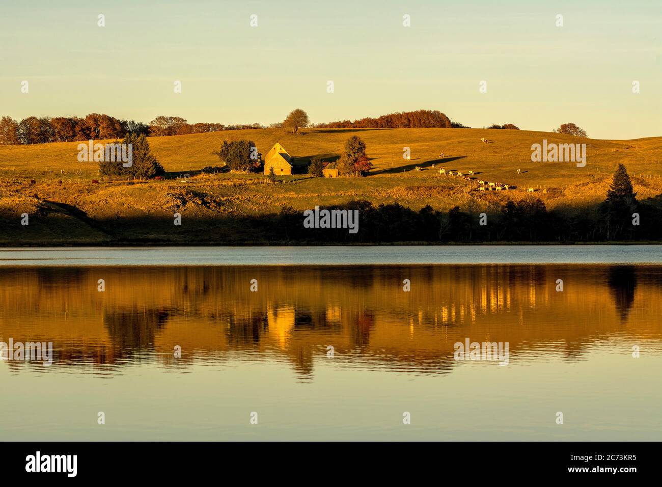 Paysage d'automne au lac Chauvet, Puy de Dome, Auvergne-Rhône-Alpes, France Banque D'Images