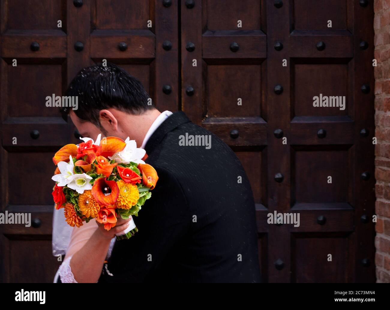 juste marié mariée et marié avec bouquet de fleurs Banque D'Images