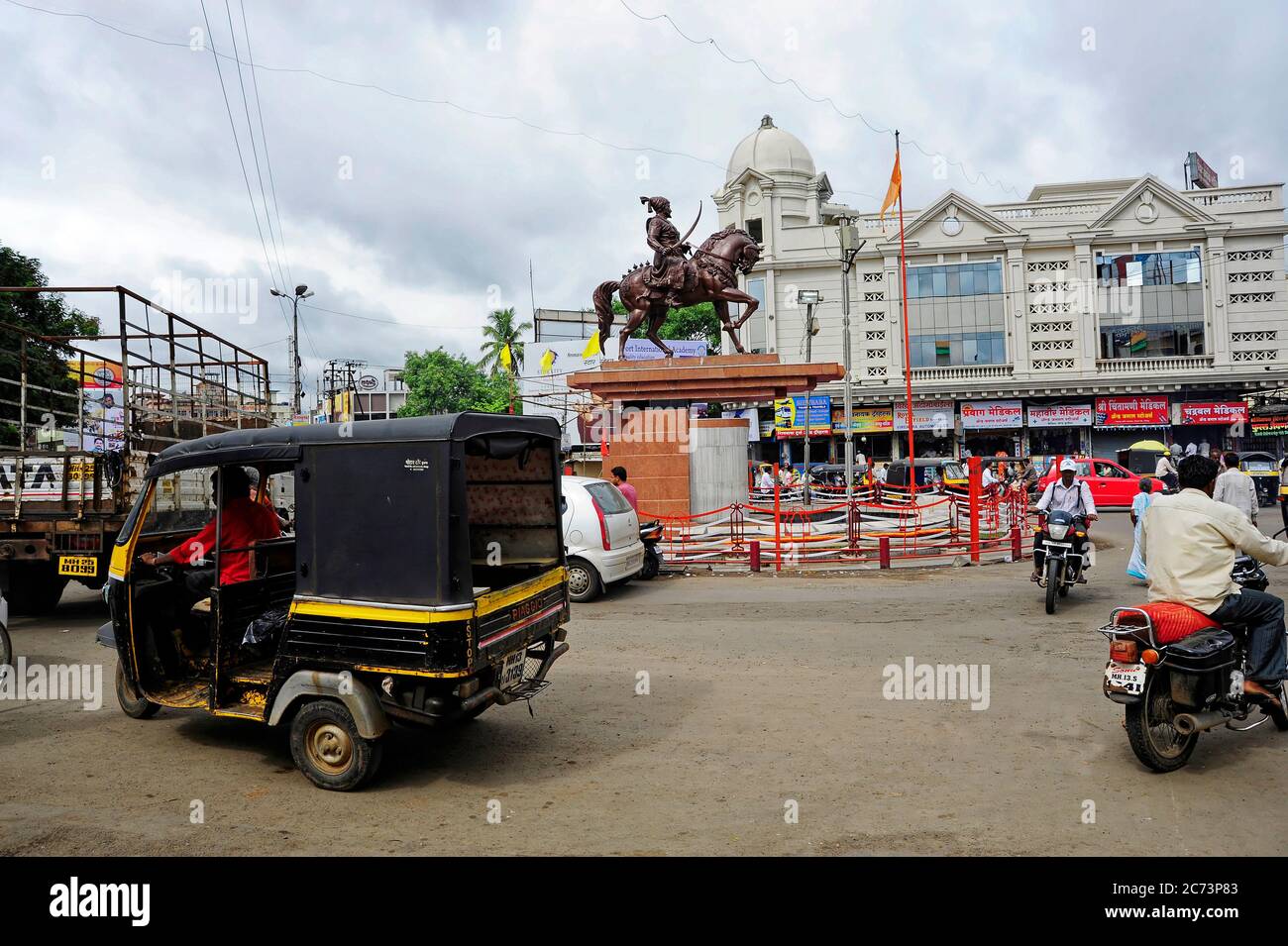 Carrefour de Panjarpola et circulation et statue de Maratha King Shivaji Raje dans la ville de Solapur état Maharashtra Inde asie Banque D'Images