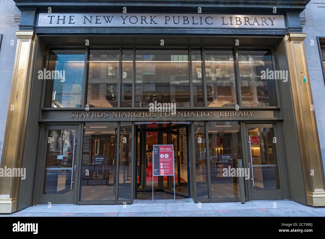 Vue extérieure de la bibliothèque de la Fondation Stavros Niarchos le jour de la réouverture après la fermeture de toutes les bibliothèques dans le cadre de la pandémie COVID-19.la Fondation a fait don d'argent pour achever la rénovation de la bibliothèque publique de Mid-Manhattan et elle a été renommée après la fondation. NYPL a été fermé depuis mars 2020 et certains d'entre eux ont été rouverts pour la première fois ce jour pour que les gens puissent récupérer ou déposer des livres en personne. Banque D'Images