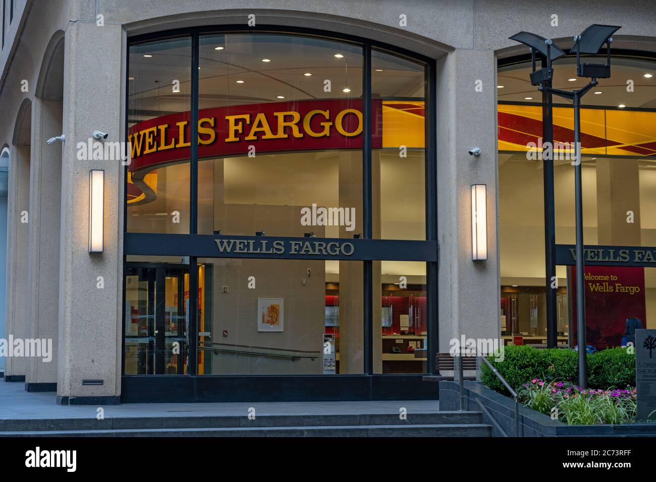 Une succursale de Wells Fargo Bank est vue à New York.le profit a chuté à la banque en raison de la pandémie de COVID-19. Wells Fargo tente de réduire ses coûts et prévoit de fermer 800 succursales supplémentaires d'ici la fin de 2020. Banque D'Images