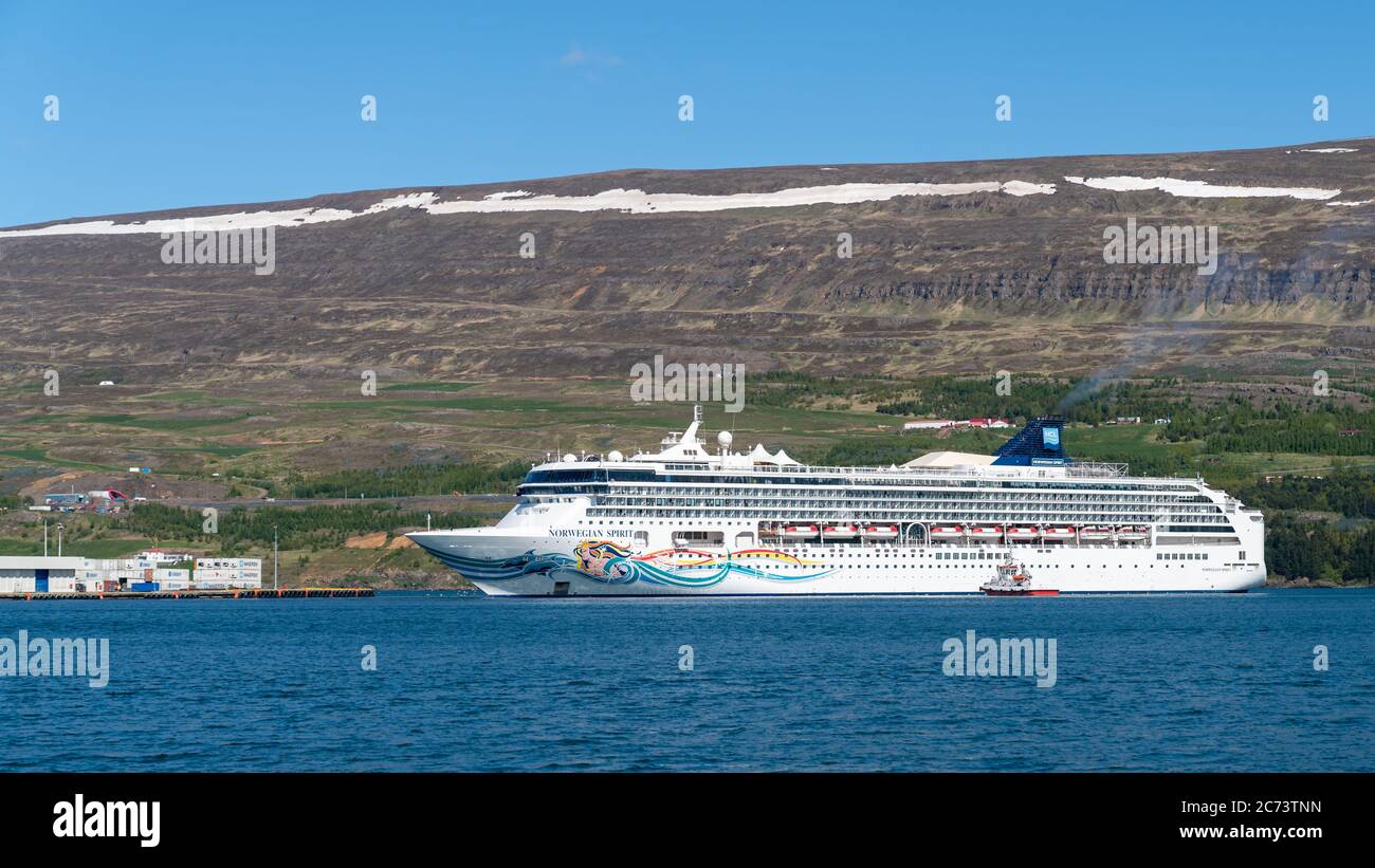 Akureyni, Islande - août 2019 : la croisière de luxe Norwegian Spirit en quittant le port d'Akureyni, Islande Banque D'Images