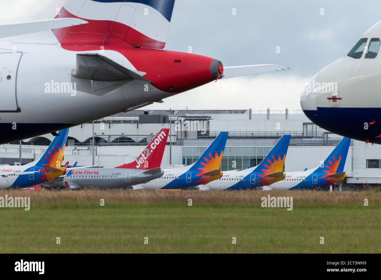 Glasgow, Écosse, Royaume-Uni. 14 juillet 2020. Photo : une rangée d'avions Jet2 Holidays Airlines s'assoient sur le tarmac à l'aéroport international de Glasgow en raison de la pandémie du coronavirus (COVID19). Jet2 a déclaré : « en raison des restrictions de voyage qui sont toujours en place en Espagne suite à l'annonce faite cette semaine par le gouvernement écossais, nous avons pris la décision de renouveler nos programmes de vols et de vacances entre les aéroports d'Édimbourg et de Glasgow et la région continentale de l'Espagne, Les îles Baléares et les îles Canaries le 25 juillet 2020. » Crédit : Colin Fisher/Alay Live News Banque D'Images