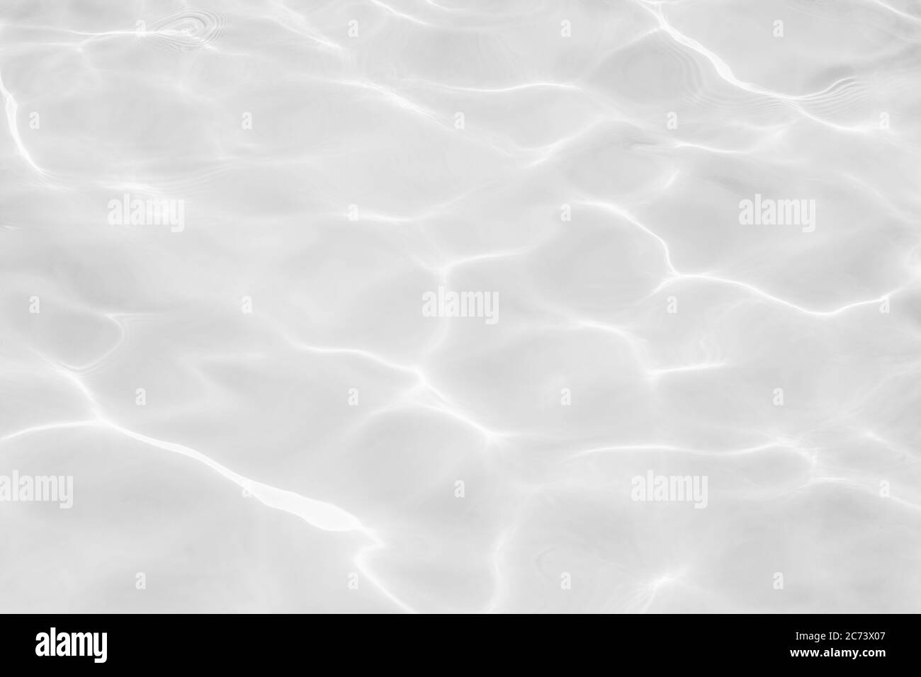 texture de surface de l'eau claire et calme, transparente et désaturée Banque D'Images