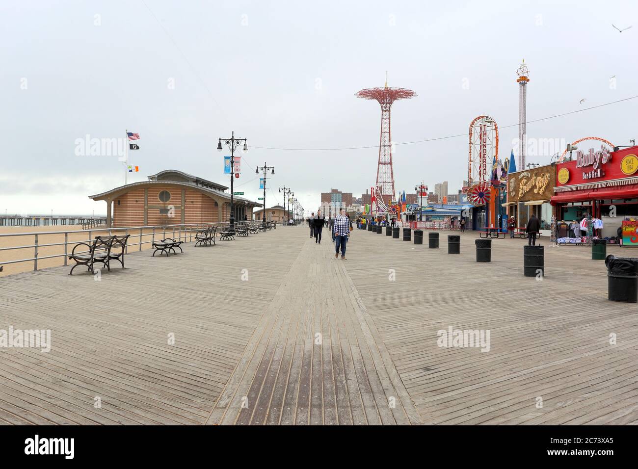 New York, Coney Island, États-Unis. 05/10/2018.la plage et la promenade sont bien connues comme le site de parcs d'attractions et une station balnéaire, en une journée de débordement. Banque D'Images