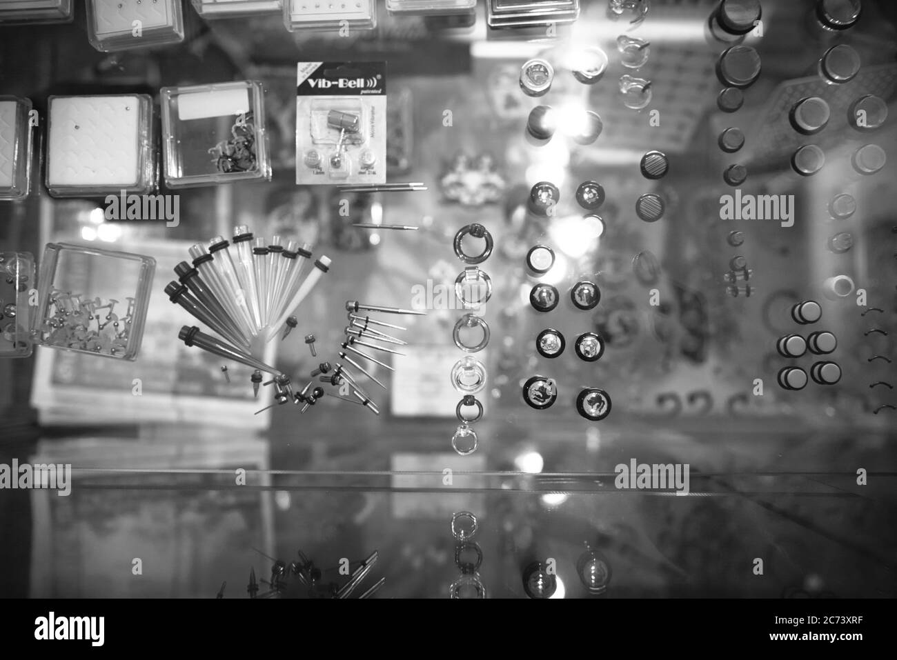 Un cas d'exposition de bijoux de perçage corporel dans un salon de tatouage et de perçage corporel à Sydney, en Australie. Banque D'Images