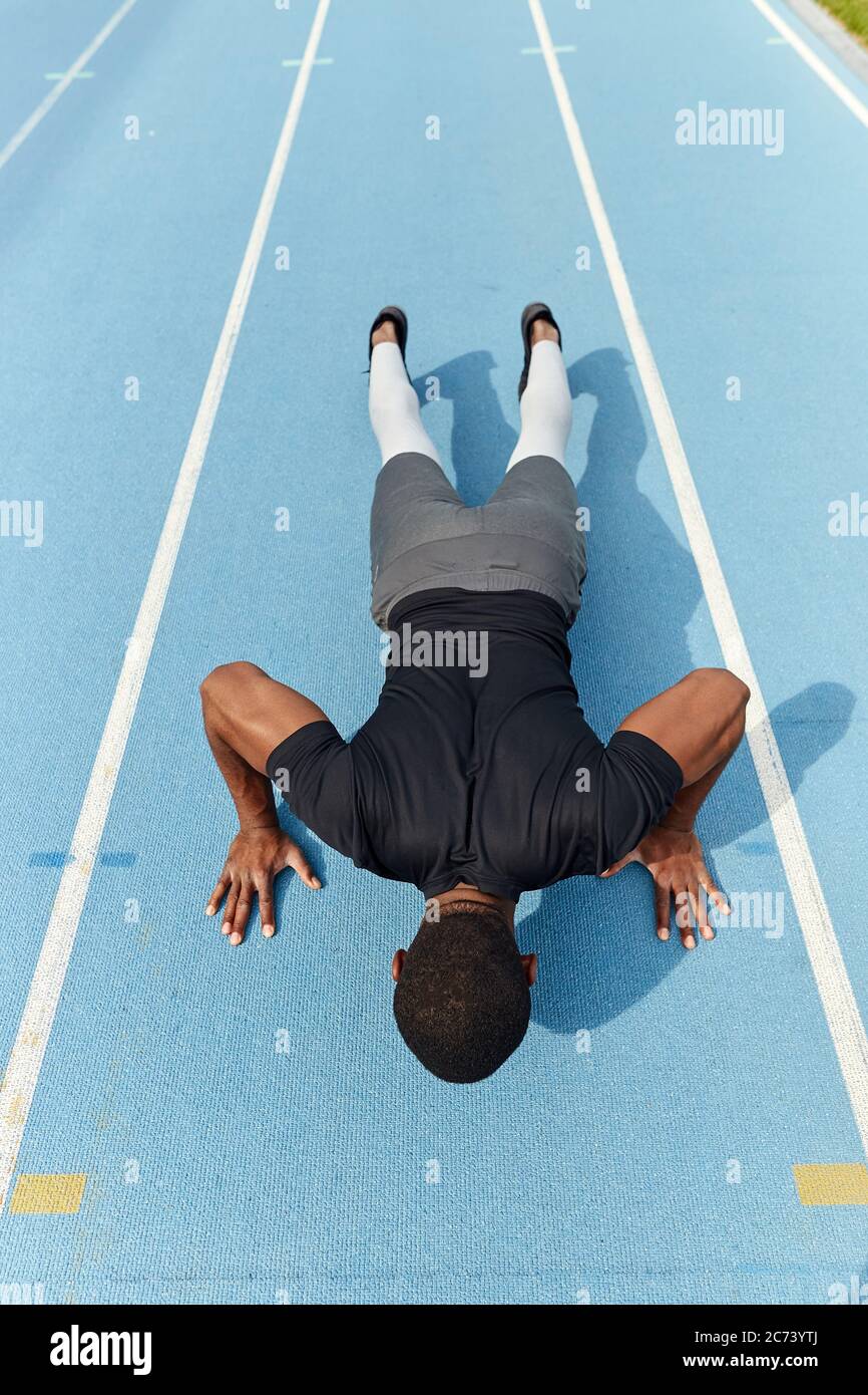 motivé africain athlétique jeune homme faisant des push-up au stade, pleine  longueur vue arrière photo. sport, santé et soins du corps, style de vie.  motivation, s Photo Stock - Alamy