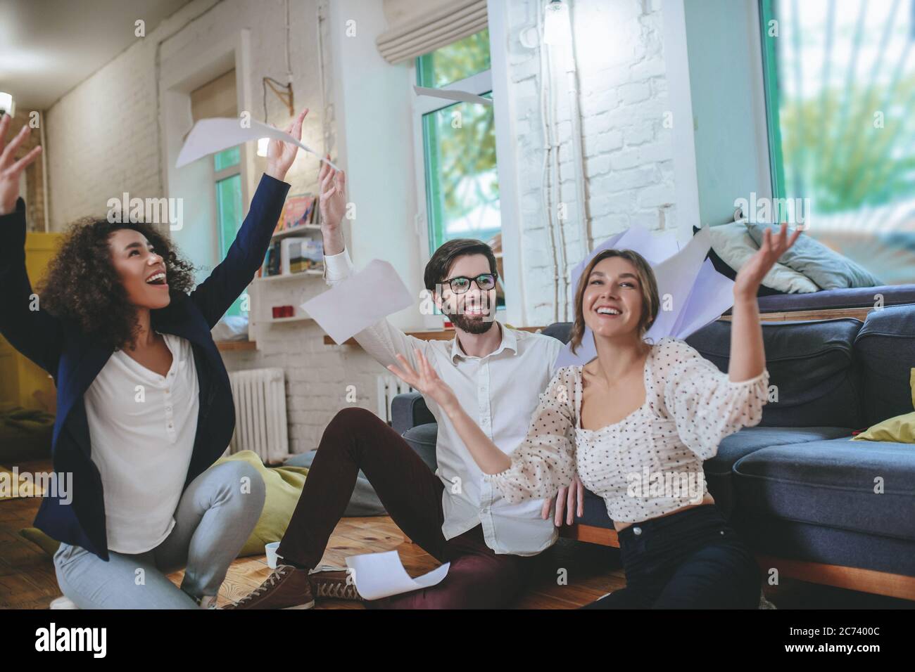 Un ami heureux et deux amies se réjouissent du succès général Banque D'Images
