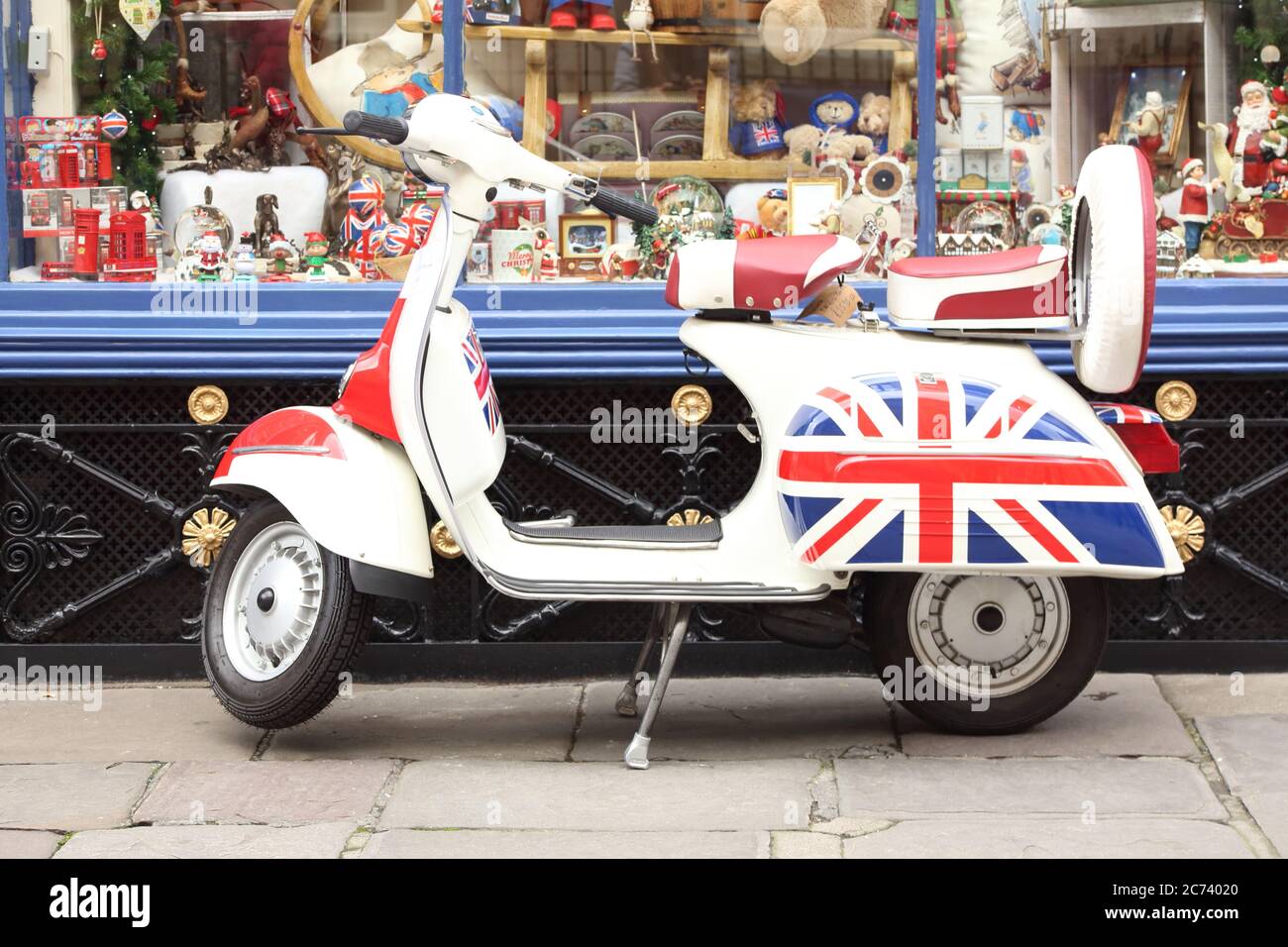 Mods Vespa scooter avec drapeau d'Union peint sur exposé à la boutique de souvenirs touristiques de Jacks of Bath à Bath, Angleterre. La photo a été prise le 15 novembre Banque D'Images