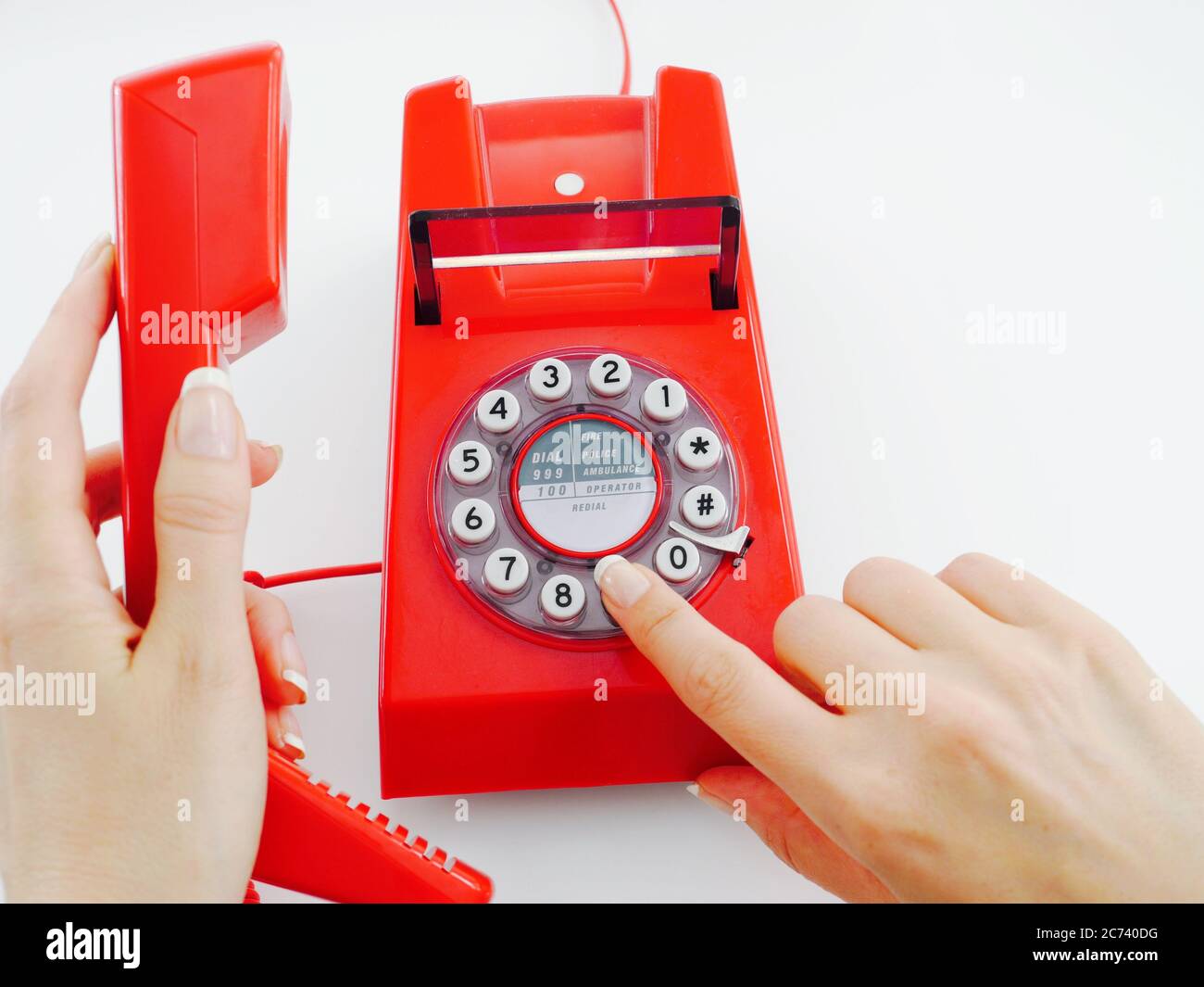 Mains de femmes avec des ongles naturels faire un appel téléphonique, en composant le numéro 9 Banque D'Images