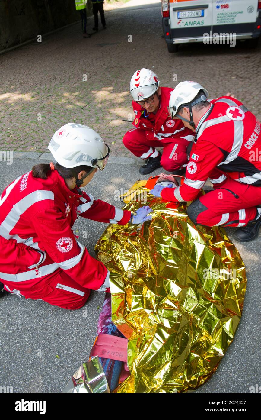 Europe, Italie, Lombardie, Monza. Exercice de la protection civile d'urgence, simulation d'accidents et utilisation de l'équipement. Les ambulanciers paramédicaux de la Croix-Rouge italienne assistent une personne blessée. Banque D'Images