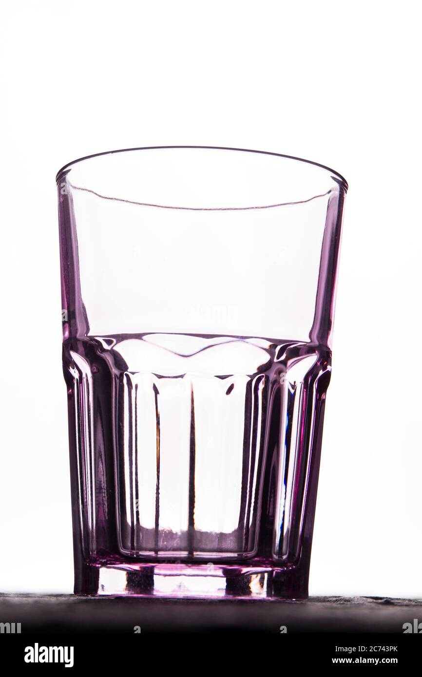 Verre transparent à facettes vide isolé sur blanc. Banque D'Images