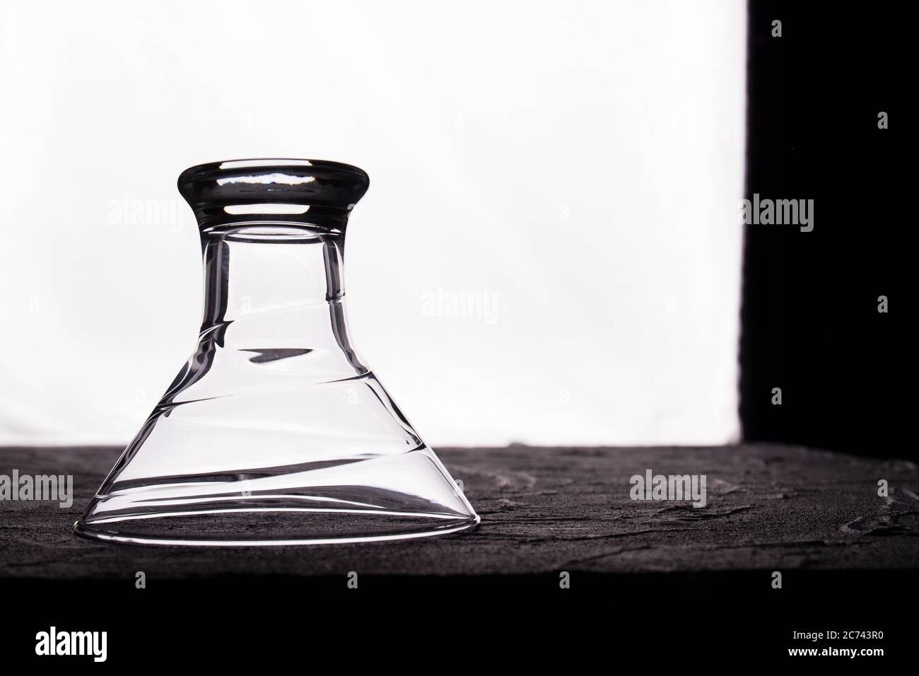 Verre à l'envers pour l'alcool. Banque D'Images