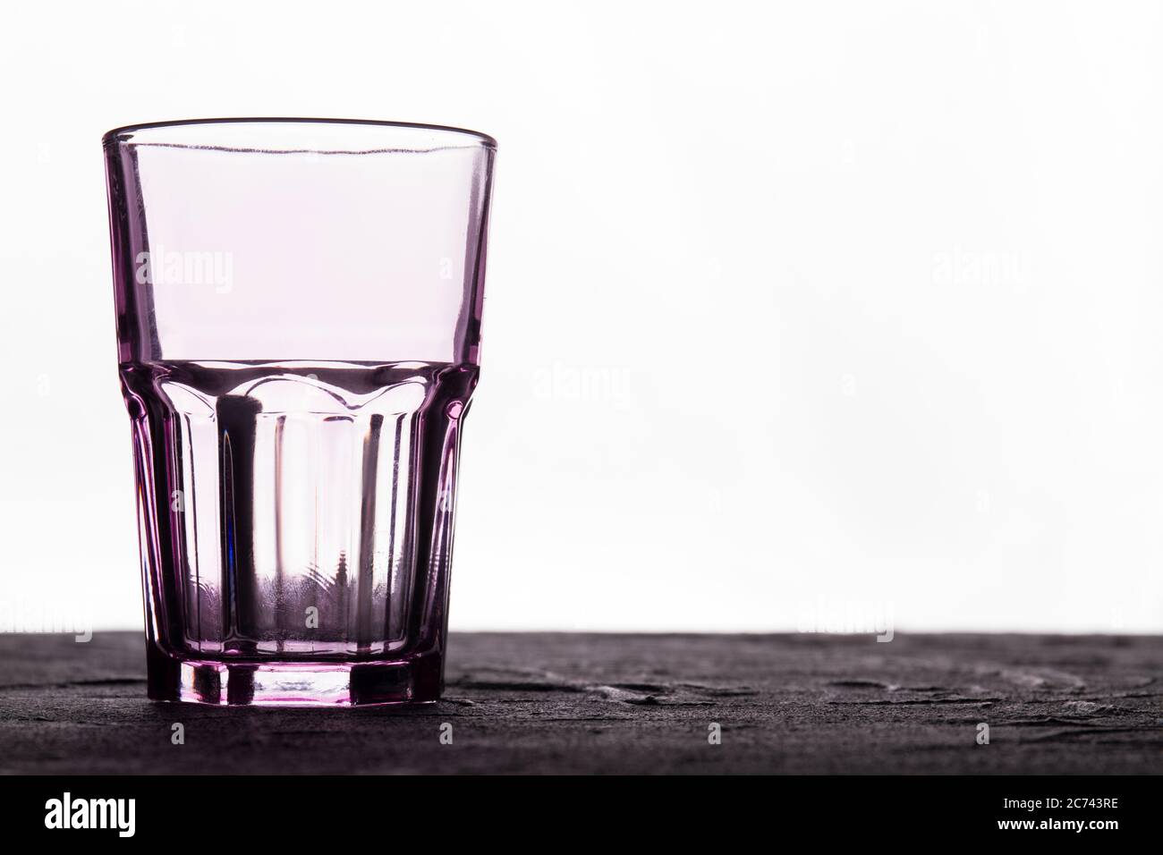 Verre à facettes sur fond blanc. Banque D'Images