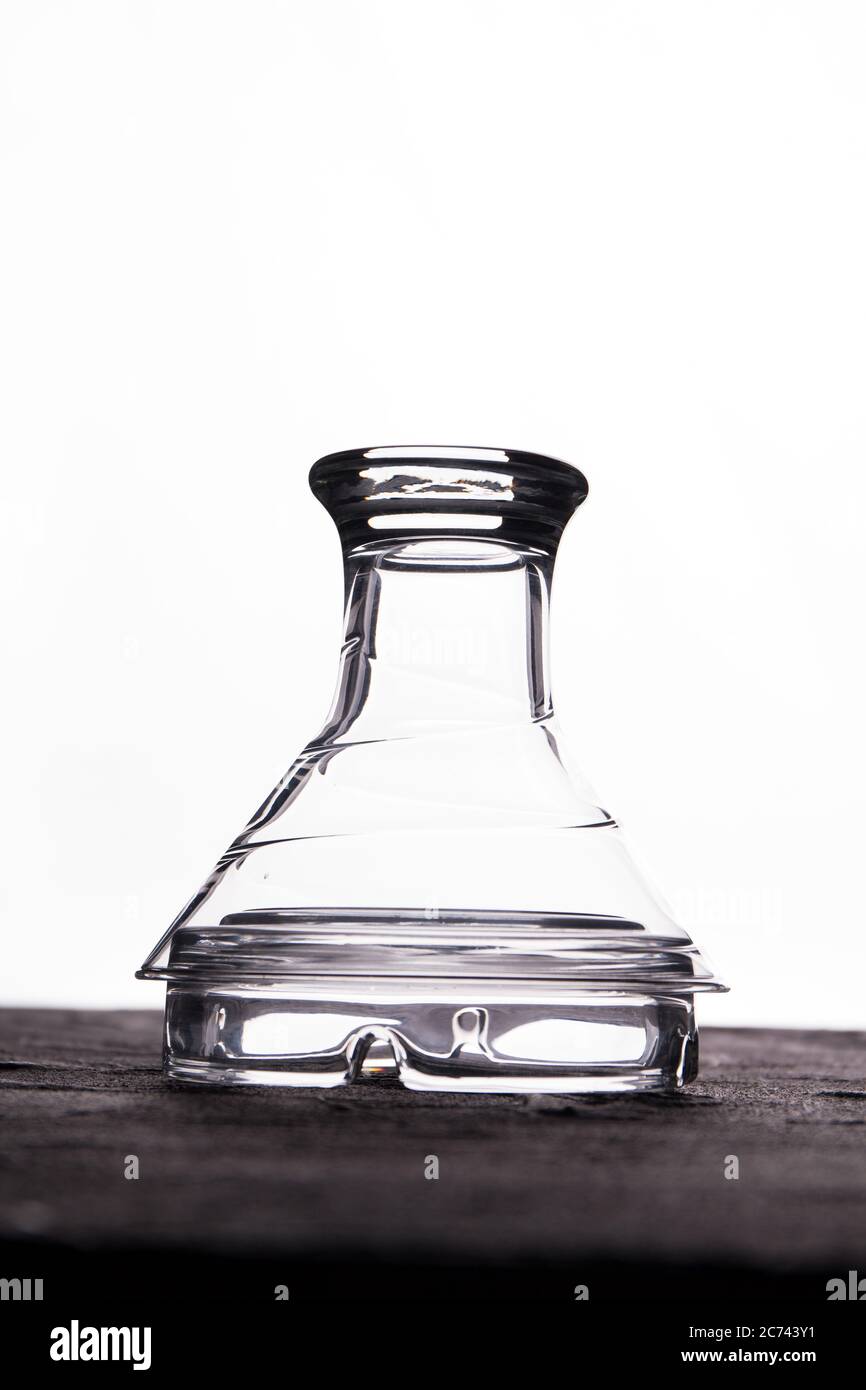 Verre incurvé placé du bas vers le haut. Banque D'Images