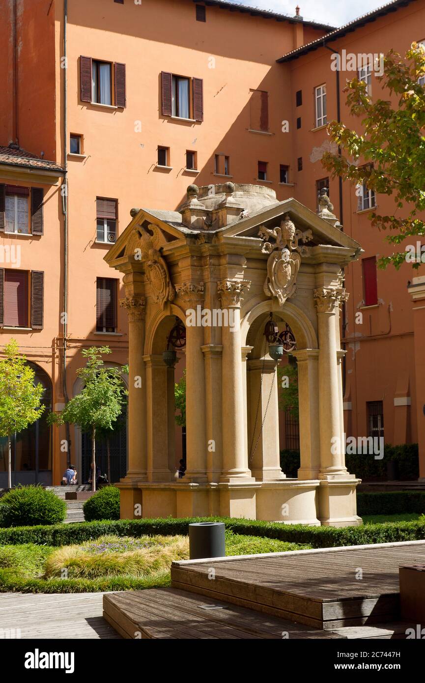 Europe, Italie, Émilie-Romagne, Bologne. Le Palazzo d'Accursio est l'hôtel de ville de Bologne, construit en 1290, surplombant la place Piazza Maggiore, aujourd'hui le siège de la municipalité de Bologne, en Italie. Banque D'Images