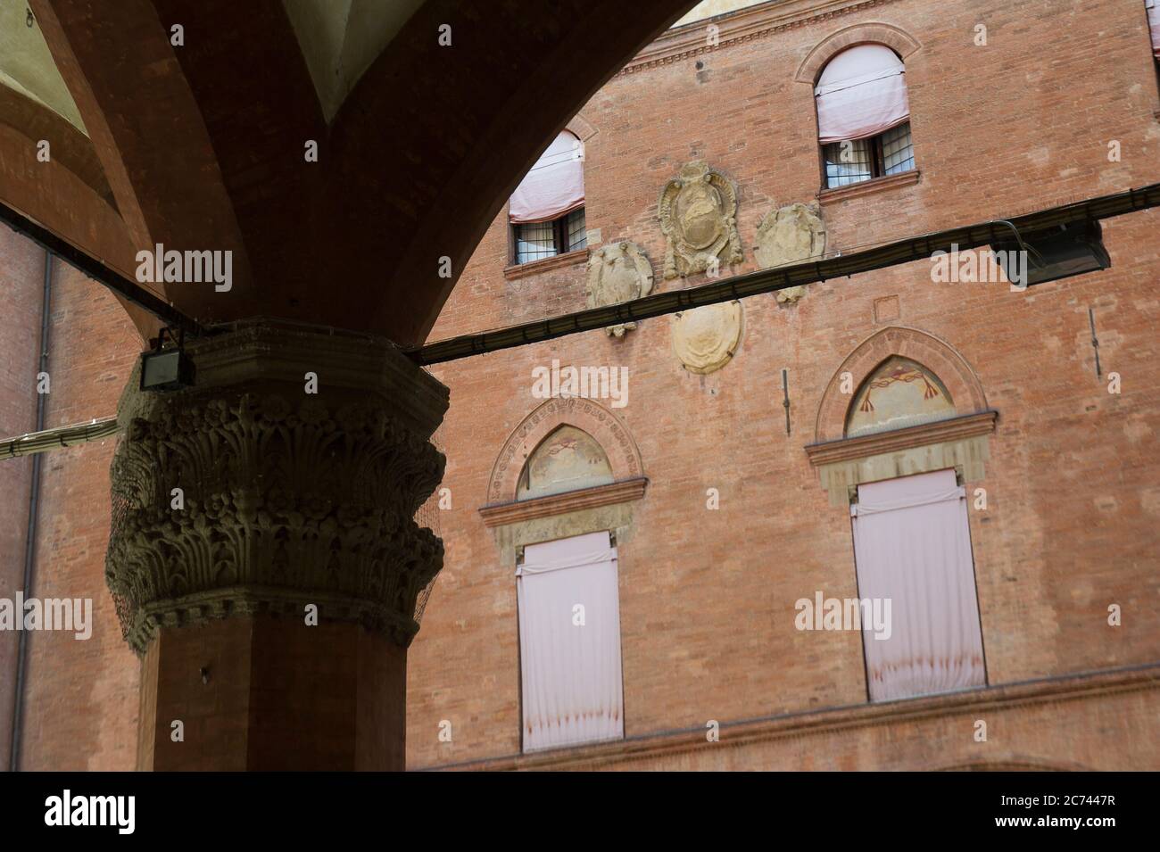 Europe, Italie, Émilie-Romagne, Bologne. Le Palazzo d'Accursio est l'hôtel de ville de Bologne, construit en 1290, surplombant la place Piazza Maggiore, aujourd'hui le siège de la municipalité de Bologne, en Italie. Banque D'Images