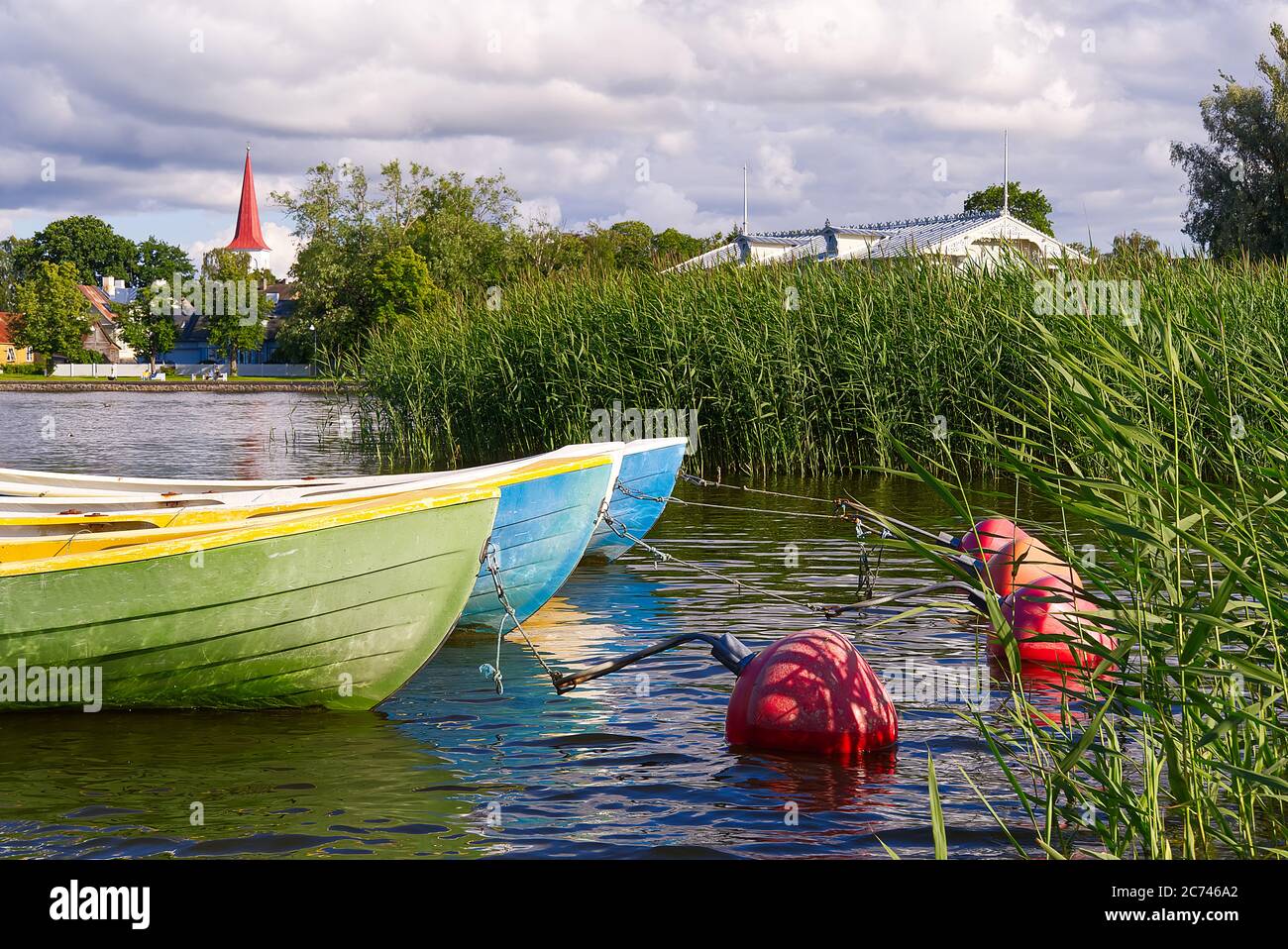 bateaux à ramer en fibre de verre avec garés dans les roseaux en mer. Banque D'Images