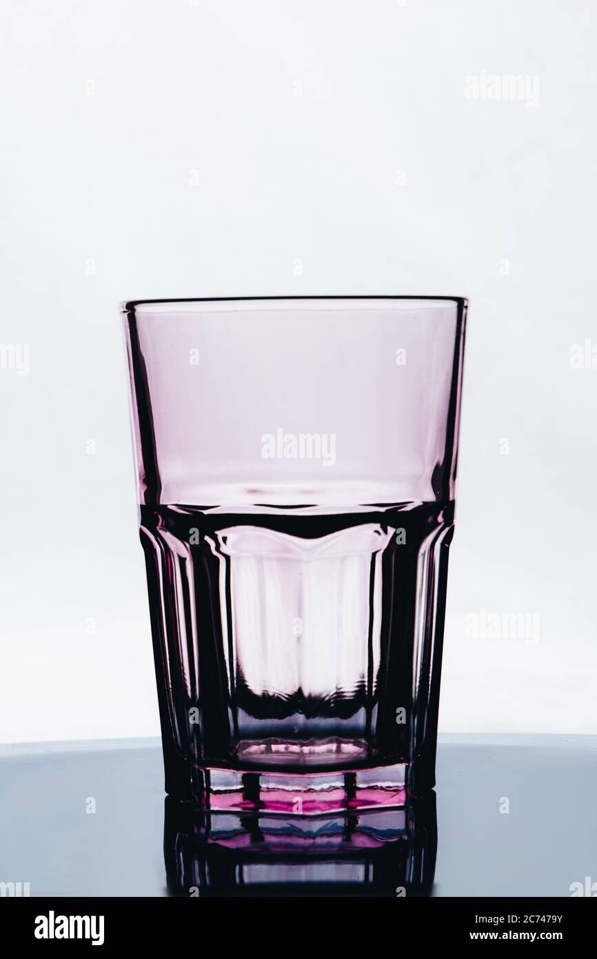 Vider le verre à boire sur fond blanc. Banque D'Images