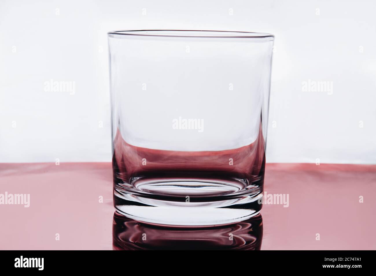 Vider le verre à petit jet sur fond blanc. Banque D'Images