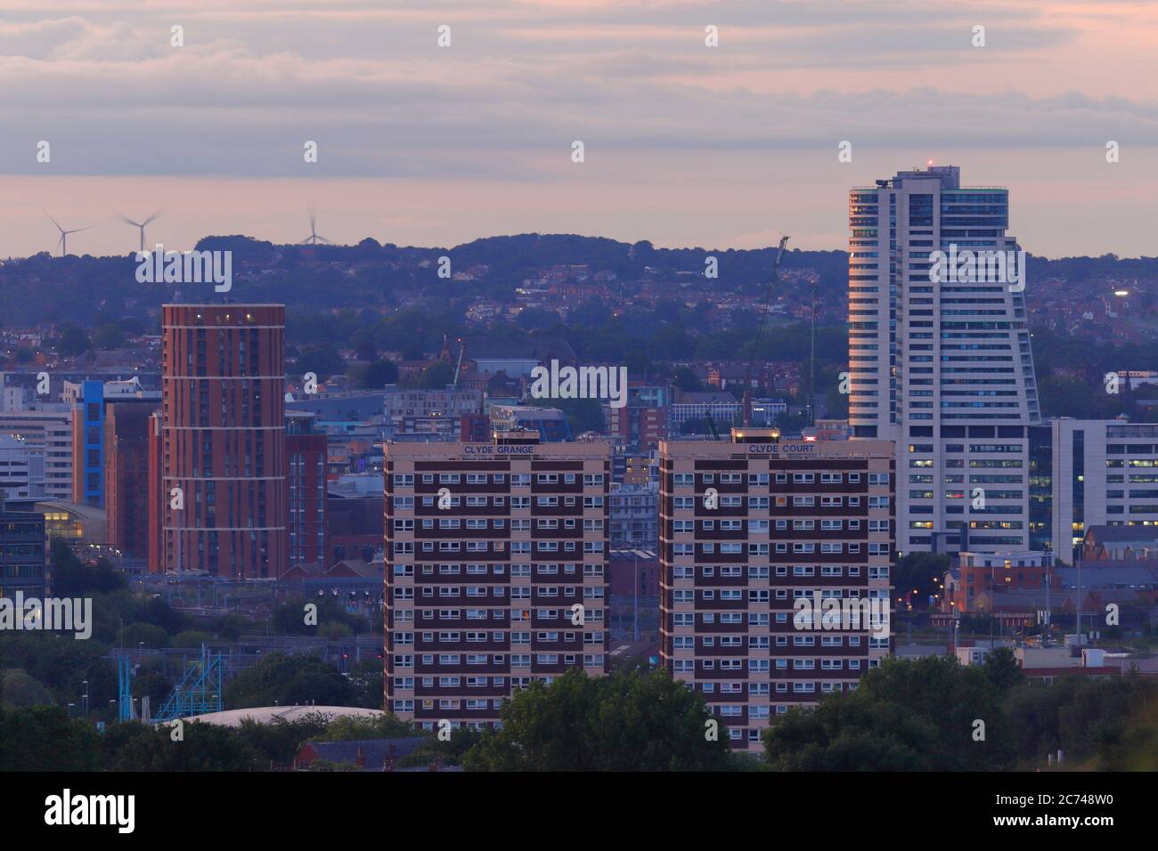 Un mélange d'architecture ancienne et nouvelle à Leeds. Clyde Grange & Clyde court sont dans les années 70. Les gratte-ciel de Candle House et Bridgewater place sont à partir du début des années 2000 Banque D'Images