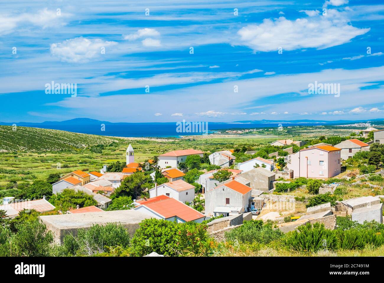 Vieux village de Kolan sur l'île de Pag en Dalmatie, Croatie, paysage marin Adriatique en arrière-plan Banque D'Images