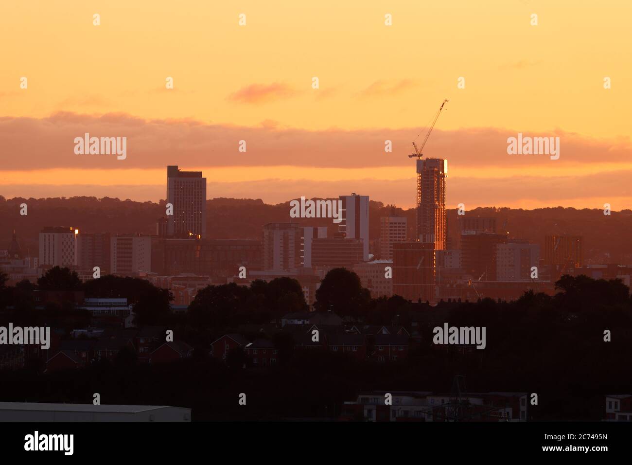 Lever du soleil à Leeds. Cette vue de Leeds est prise de Morley et le plus grand bâtiment du Yorkshire, 'Altus House', est en construction. Banque D'Images