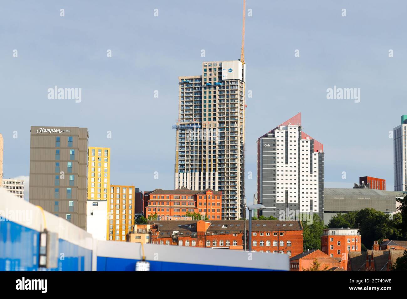 Le campus de Leeds Arena Village accueille les étudiants et abrite le plus haut bâtiment du Yorkshire, « Altus House » Banque D'Images