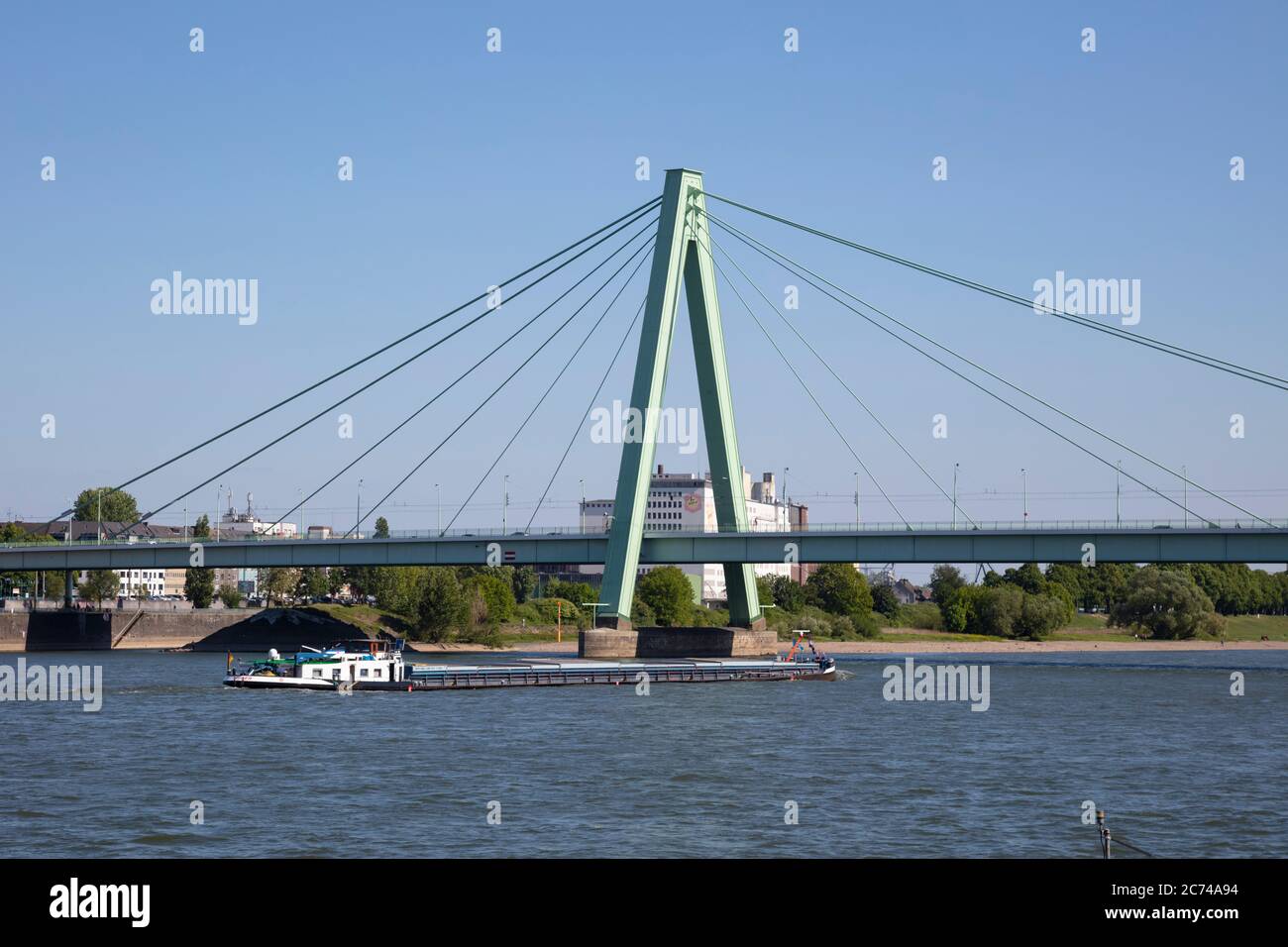 Severinsbrücke traverse le Rhin, Cologne, Rhénanie-du-Nord-Westphalie, Allemagne, Europe Banque D'Images
